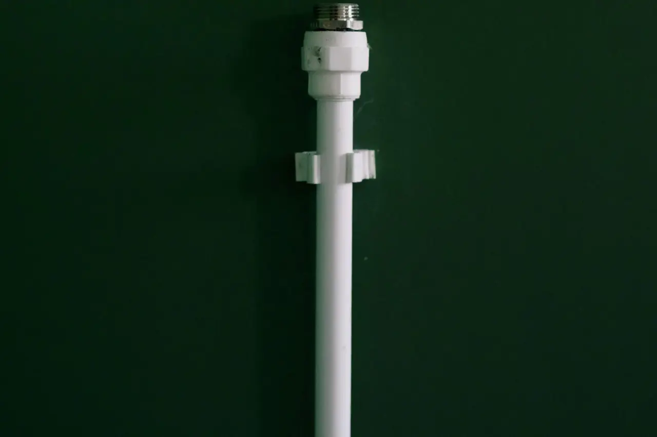 Heizungsanschluss in einem modernisierten Wohnraum