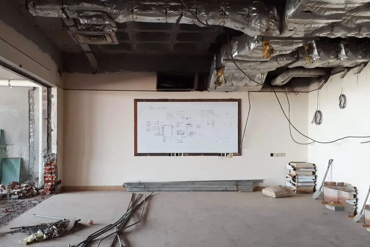Unfertiger Innenraum vor dem Aufbau von Boden und Gebäudetechnik