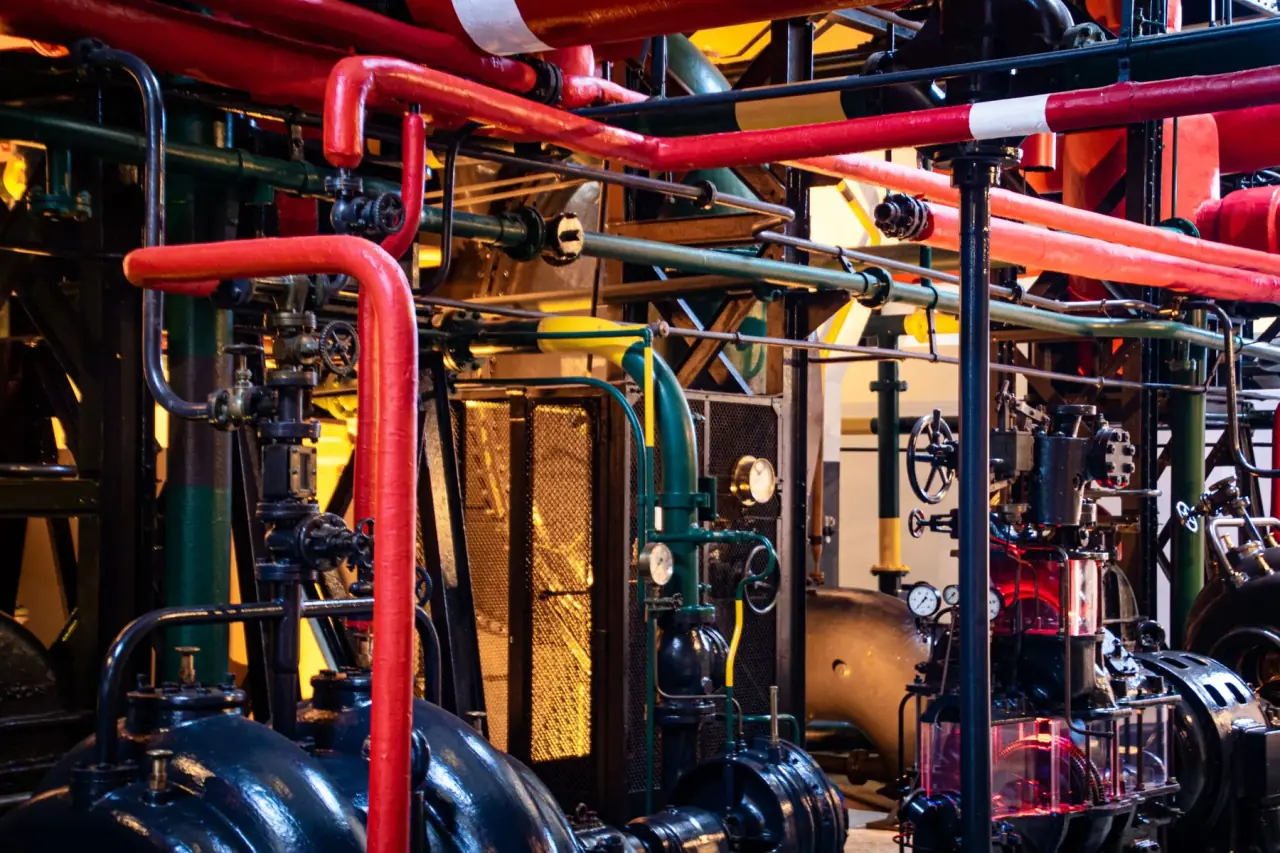 Rohrleitungen und Armaturen einer komplexen Heizungsanlage