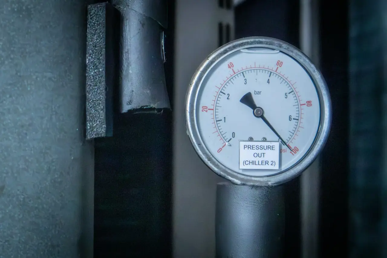 Manometer an einer technischen Rohrleitung
