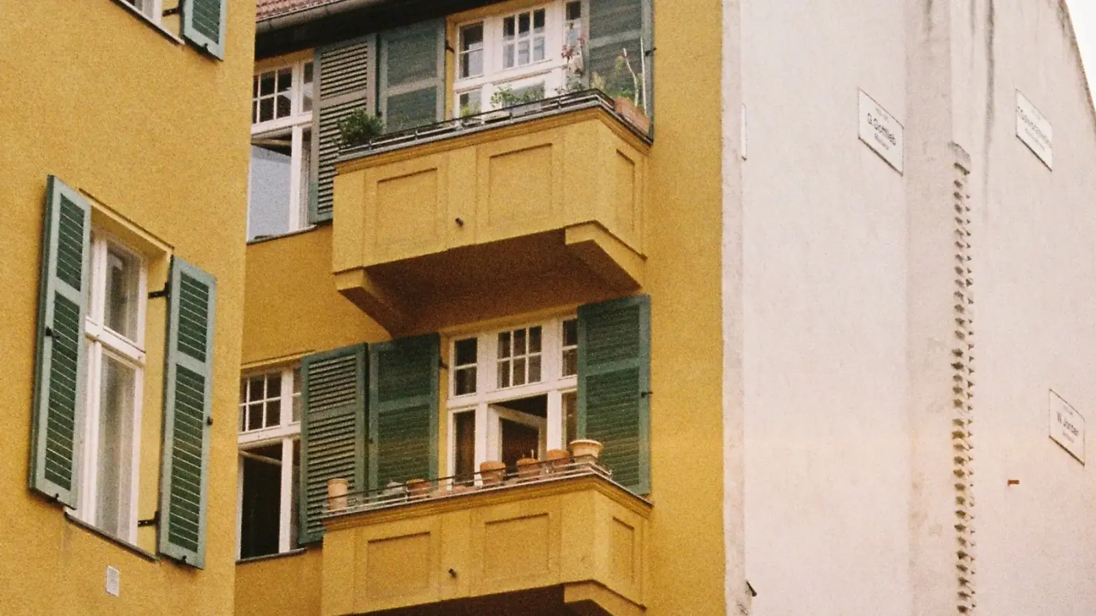 Mehrfamilienhaus mit Balkonen in Berlin als Symbolbild