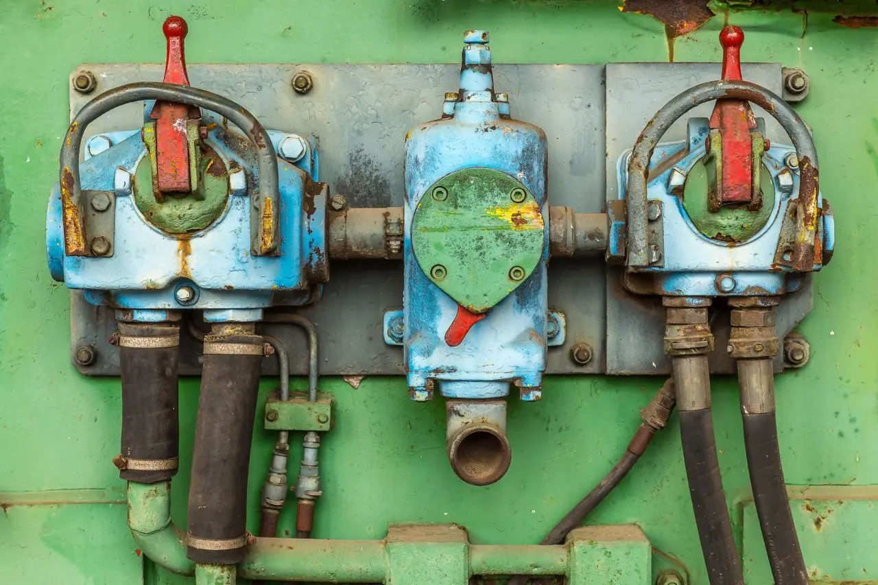 Ventile und hydraulische Anschlüsse einer technischen Anlage
